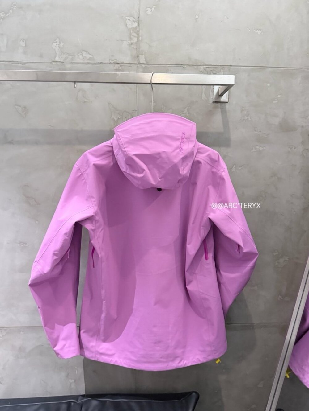 Arcteryx Beta Series Beta LT JacketHooded Hardshell Jacket, Size M - Picture 4 of 6